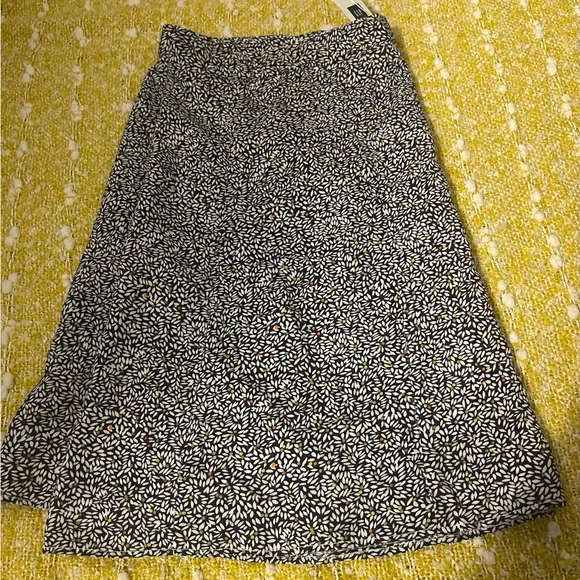 Elegant Black and White Patterned Skirt - Picture 8 of 10